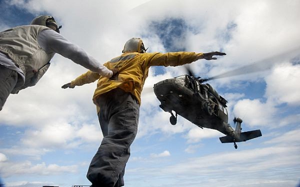 Trực thăng UH-60 Black Hawk chuẩn bị hạ cánh trên tàu khu trục USS Chafee (DDG 90) đang hoạt động trên Thái Bình Dương ngày 15/7/2013